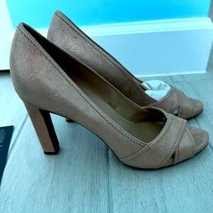 Taupe and gold shoes, size 10, Naturalizers, 4 inch pumps.